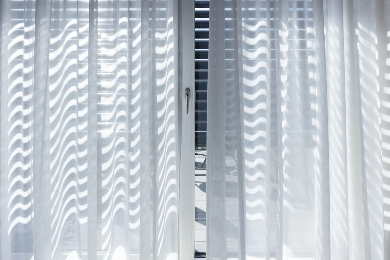 Fenster-mit-Vorhangen