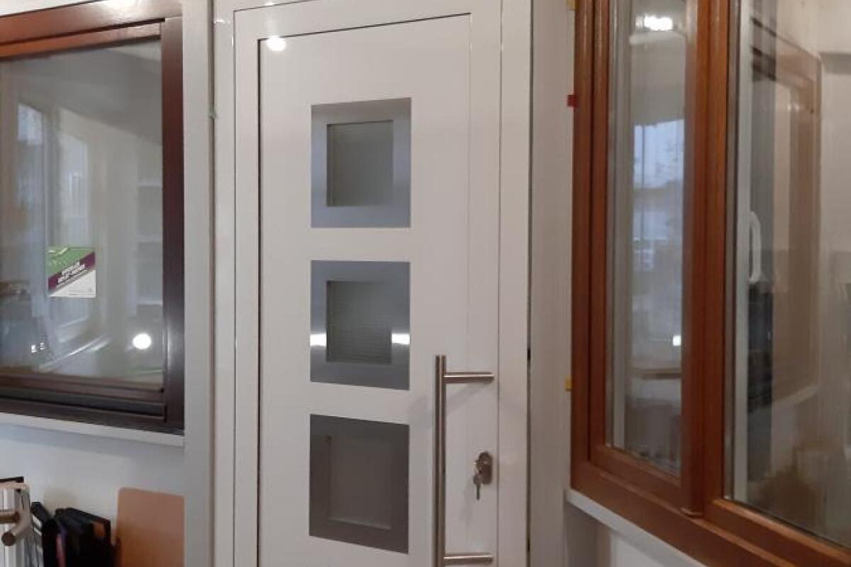 ausstellung fuer holzfenster und haustueren
